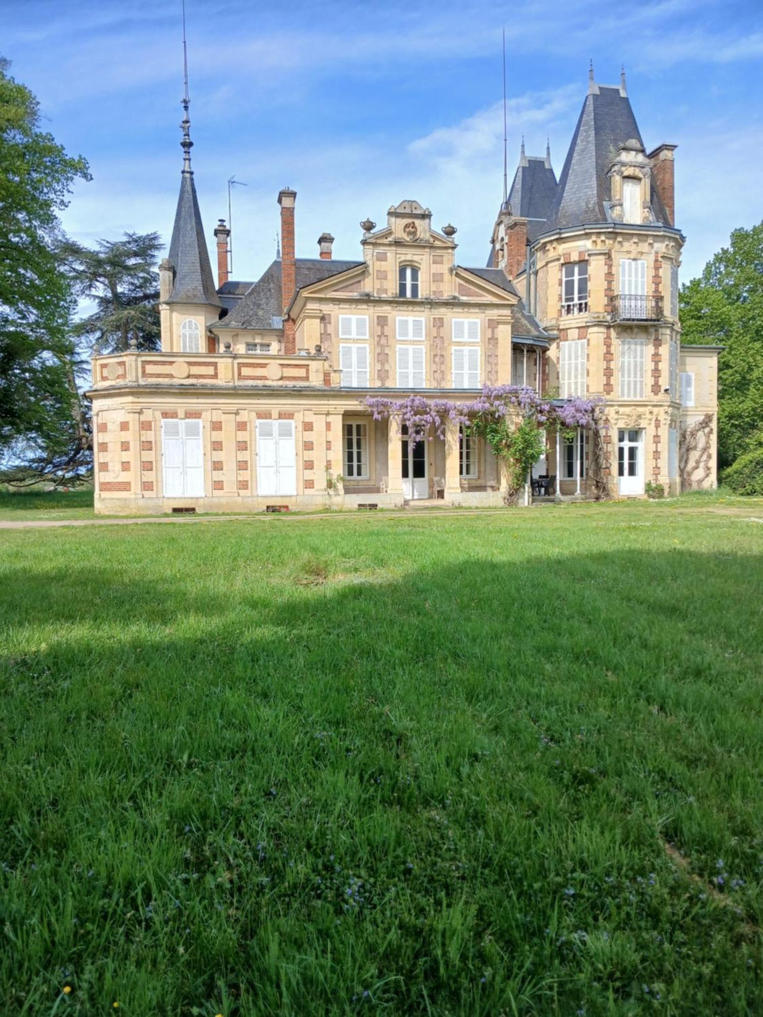 Chateau De Maucouvent Challuy Exterior photo