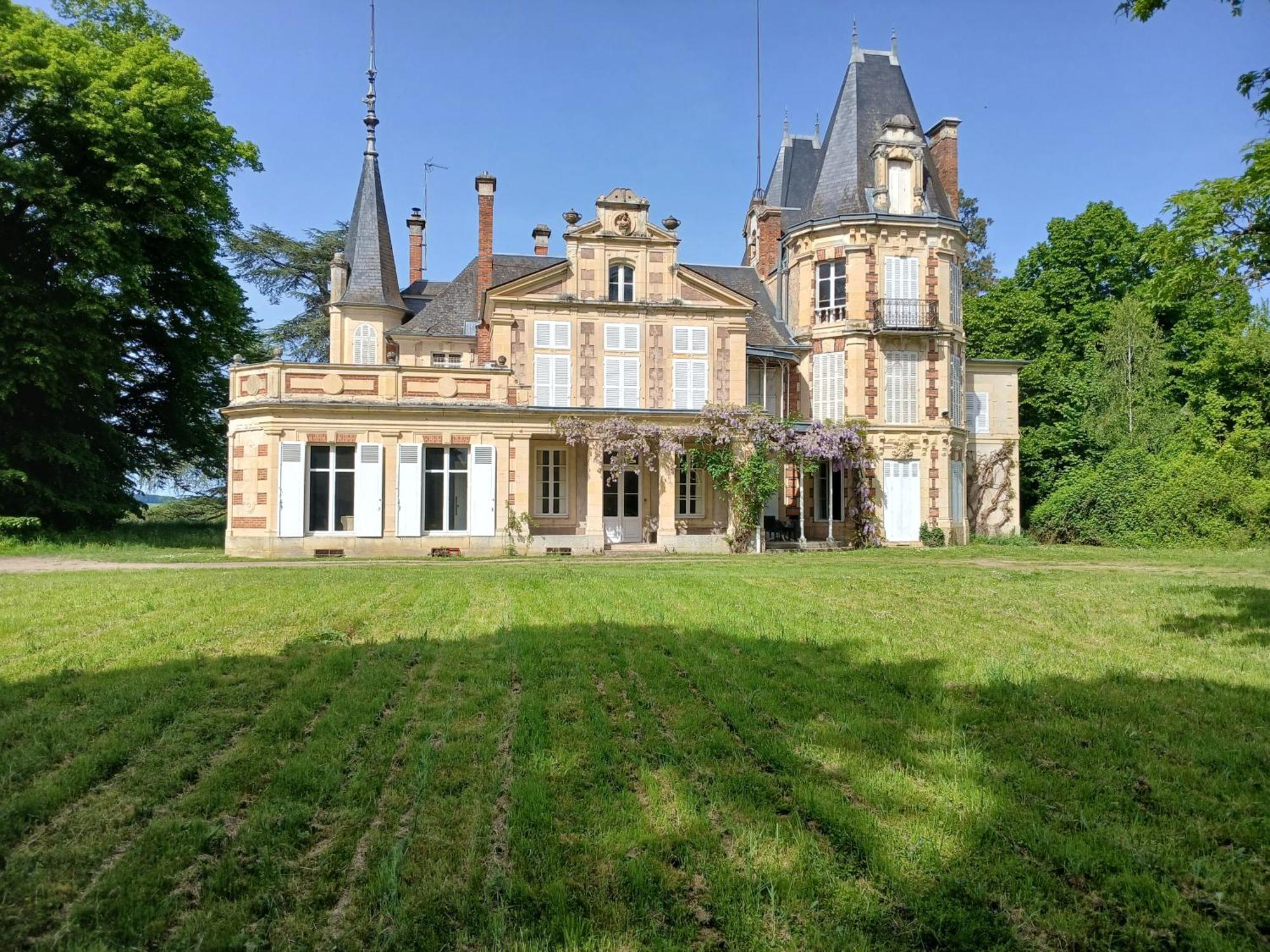 Chateau De Maucouvent Challuy Exterior photo